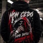 NON CEDO SAME BATTLE, DIFFERENT DAY – tył czarnej bluzy z biało-czerwoną grafiką